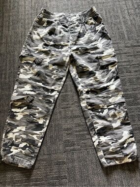 VIP Men's Gray & Black Camo Cargo Pants